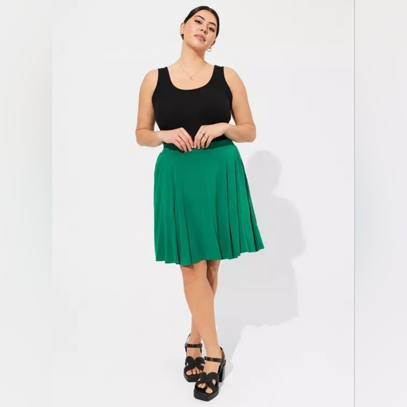 TORRID Super Soft Pull On Midi Skirt Green Color With Pockets Size 5 = 5X - Picture 1 of 10